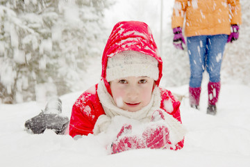Fototapeta na wymiar Happy little girl playing in the snow