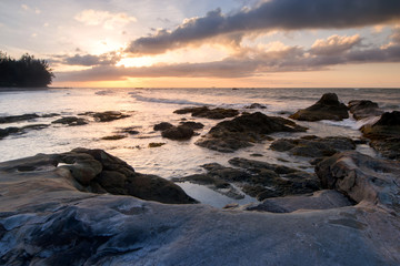 Obraz premium sunset seascape with beautiful cloud over ocean.