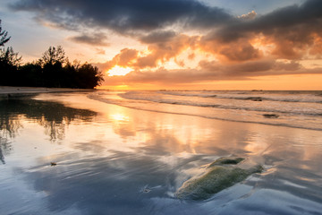 Fototapeta na wymiar sunset seascape with reflection.