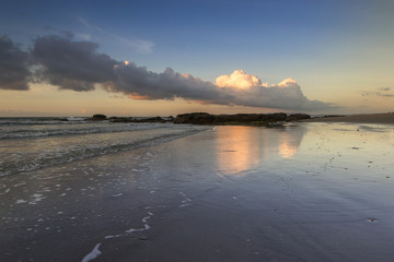 Obraz premium sunset seascape with beautiful clouds reflection.