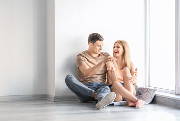Obraz premium Young couple in their new house
