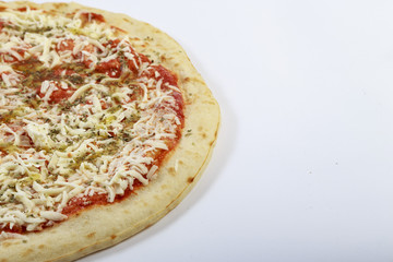 Pizza Margherita su sfondo bianco