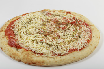 Pizza Margherita su sfondo bianco