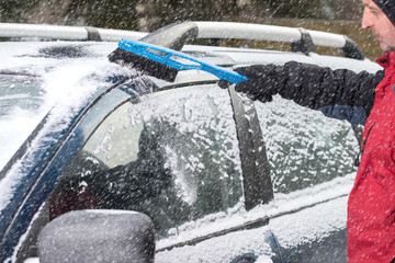 snow brush clean car windshield

