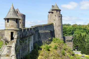 Fototapeta na wymiar Festung Fougères: Turmensemble auf der Ringmauer