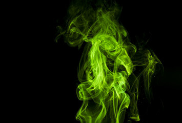 Obraz premium Green smoke on black background