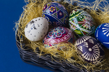 Wielkanocne jajka w koszyku