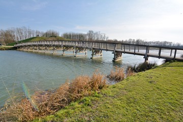joli pont de bois au-dessus d'un étang
