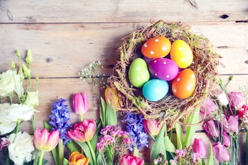 Osternest und Frühlingsblumen - Rustikal auf Holz