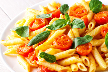 Pasta with fresh tomatoes and basil