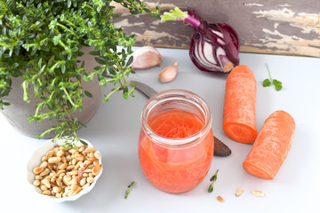 Karottensalat und Pinienkerne