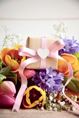 Grußkarte - Frühling Blumenstrauß mit Geschenk Päckchen und Herz