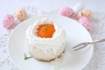 Oster- Törtchen mit Aprikose und Schlagsahne