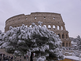 Das Kolosseum in Rom im Schnee nach einem plötzlichen seltenen Wintereinbruch