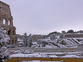 Das Kolosseum in Rom im Schnee nach einem plötzlichen seltenen Wintereinbruch