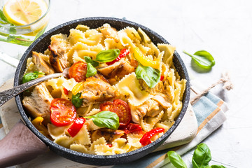 Pasta with chicken and vegetables.