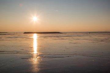 winterlicher, gefrorener Neusiedler See bei Sonnenuntergang