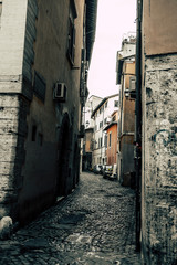 Enge unheimliche Straße in Rom in Italien