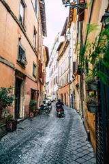 Fototapeta na wymiar Motorrad in enger Straße in Rom in Italien