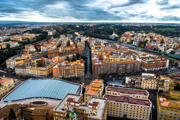Obraz premium Ausblick mit Häusern und Straßen in Rom in Italien