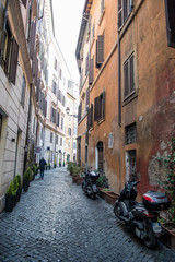 Enge Straße mit Motorrädern in Rom in Italien