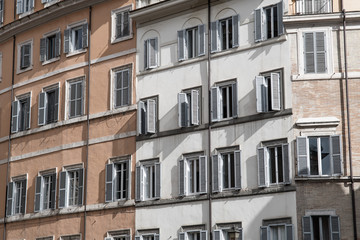 Fototapeta na wymiar Häuserfront mit Fenster und Fensterläden in Rom in Italien
