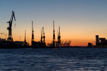 Obraz premium sonnenuntergang im hafen