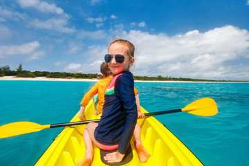 Obraz premium Family kayaking at tropical ocean
