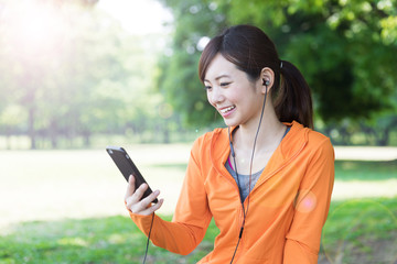 スマートフォンで音楽を聴く女性