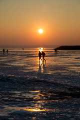 Fototapeta premium gefrorener Neusiedler See bei Sonnenuntergang