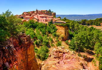 Roussillon Old Town and the ochre Red Cliffs, Provence, France - obrazy, fototapety, plakaty