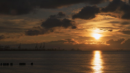 Zachód słońca przy porcie