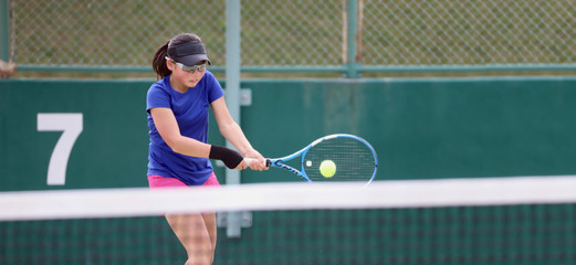 ジュニアテニスプレイヤー