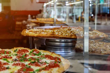 Fototapete Pizzeria Pizza auf einer Holztheke Großes Stück Pizza im New Yorker Stil