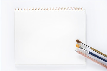 スケッチブック　絵筆　エンピツ
