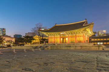 Fototapeta premium Deoksugung Palace at night in Seoul city, South Korea