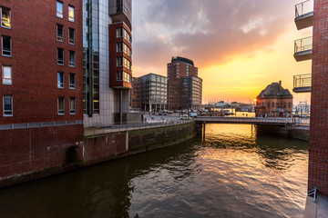 Fototapeta premium Romantischer Sonnenuntergang am Hafen in Hamburg