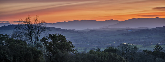 The Winter Sun Sets over the Misty Sonoma Valley in Sonoma, California  - obrazy, fototapety, plakaty