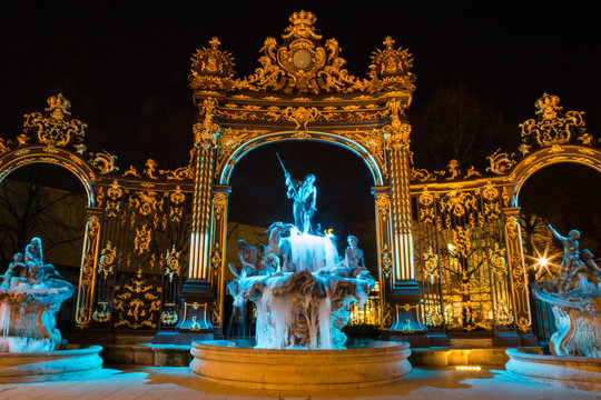 La fontaine de Neptune de la palce Stanislas de Nancy gel&eacute;e par la glace