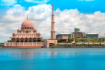 Papier Peint photo Lavable Kuala Lumpur Mosquée de Putra, sur le territoire fédéral de Putrajaya, à Kuala Lumpur, en Malaisie.