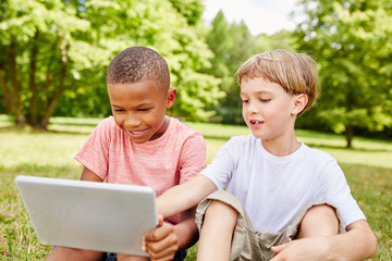 Kinder lernen am Laptop Computer