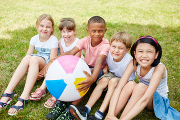 Multikulturelle Gruppe Kinder im Sommer
