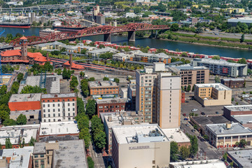Obraz premium PORTLAND, OR - AUGUST 18, 2017: Aerial city view on a summer day. Portland attracts 5 million tourists annually