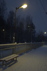 Лавочка,на заснеженной платформе