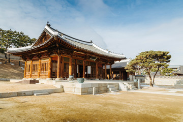 Obraz premium Hwaseong Haenggung Palace tradycyjny dom w Suwon, Korea