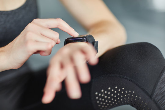 Sportler kontrolliert Leistung mit Fitnesstracker