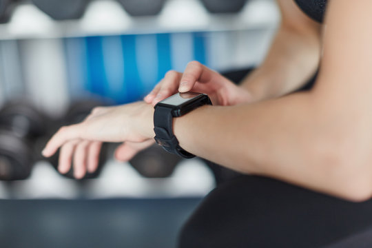 Sportler kontrolliert Leistung mit Sportuhr