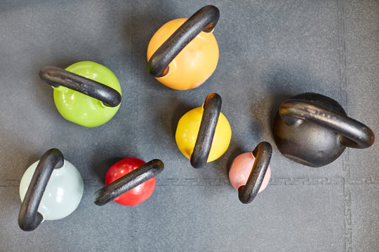 Verschiedene Kugelhanteln oder Kettlebells