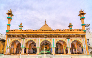 Obraz premium Mosque at the Dargah of Sheikh Zainuddin Khuldabad in Khuldabad - Maharashtra, India