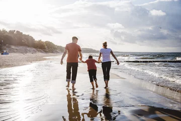 Deurstickers Familie im Urlaub am Strand © hemminetti